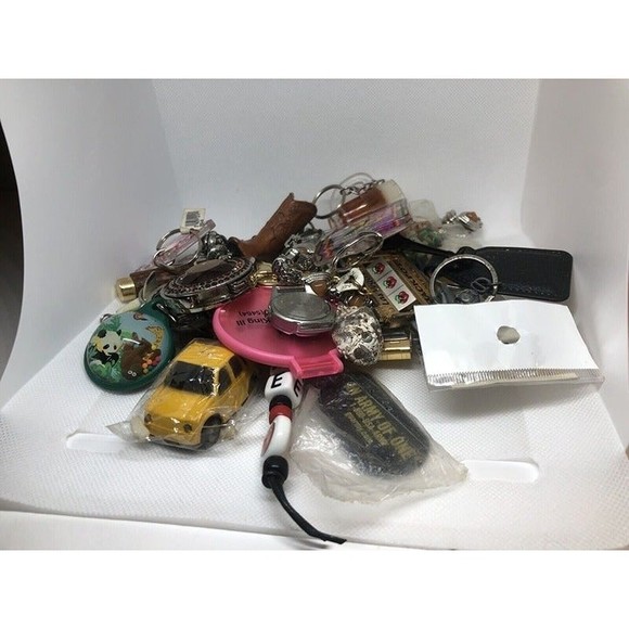 Lot of VINTAGE & COLLECTIBLE KEYCHAINS - 2.0 lbs - Travel~Advertising~more - Picture 4 of 4